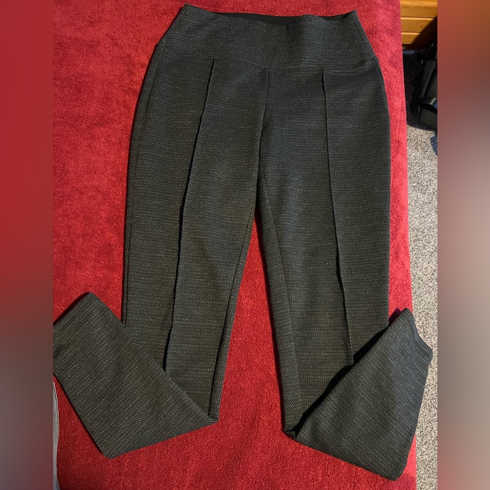 Worn 1 time, too big for me. Smoke and pet free home
